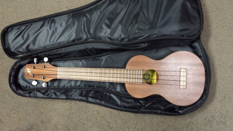 Mitsuba Hawaii Soprano Ukulele (Long Neck) Mailelei SCM-1 Soprano Long-neck Ukulele 【Specification】 【Dimensions】 Head Plate N/A Length 57.6cm Tuners Generic Geared Tuner Width of Body 16.7cm Nut Plastic Depth at Bottom of Body 6.3cm Fret Board Morado or Rosewood Scale Length 38.2cm Fret Marker Mother of Pearl Distance of Strings at Nut 10mm Side Marker White Distance of Strings at Saddle 14mm Neck Mahogany Thickness of Neck at Nut side 1.6cm Body Top Laminated Mahogany Nut Width 3.6cm Body Back & Side Laminated mahogany Number of Frets 20 frets Body Binding N/A Jointed at Fret 14 fret Body Purfling N/A Weight 390g Rosette N/A Bridge Mahogany Saddle Plastic Standard Strings Black Nylon Strings